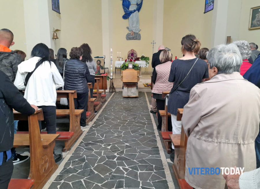 i funerali di marta agulli nella chiesa di sipicciano 4