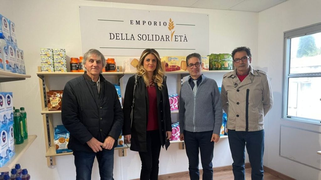 il consigliere comunale sandro celli l assessora regionale alessandra troncarelli il presidente di semi di pace luca bondi e il candidato presidente maurizio le