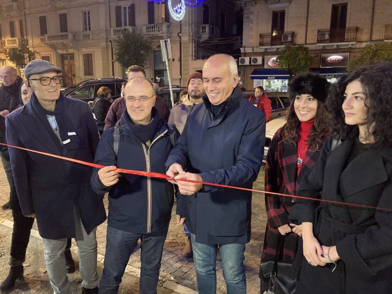 Cosenza – Il Sindaco Franz Caruso inaugura ufficialmente i Mercatini di Natale 1 il taglio del nastro 2