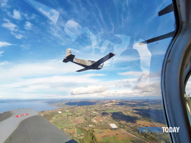 il volo sulla citta con un velivolo dell aeronautica militare di viterbo 3