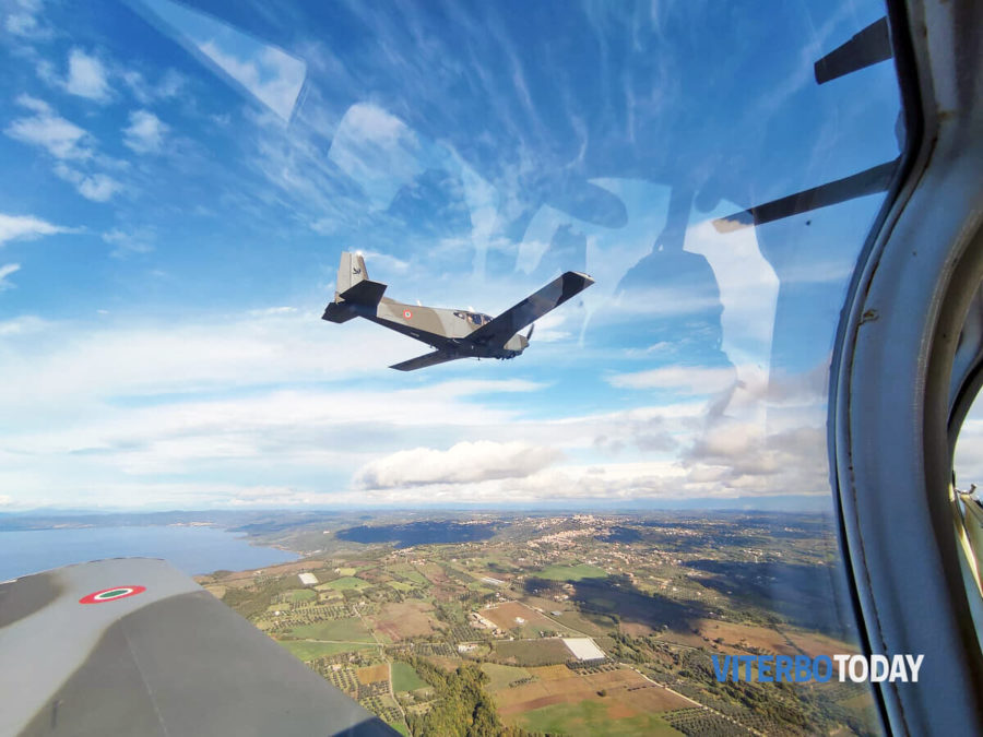 180 studenti piloti per due settimane con l'aeronautica militare: "Un'emozione unica volare sopra la nostra città" 1 il volo sulla citta con un velivolo dell aeronautica militare di viterbo 3