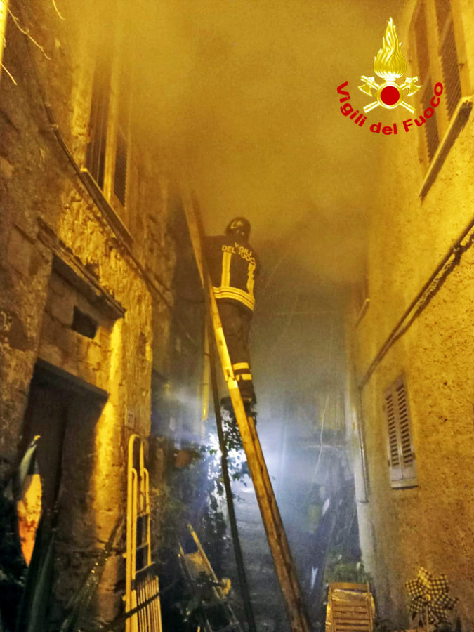 incendio in via della torre nel centro storico di fabrica di roma