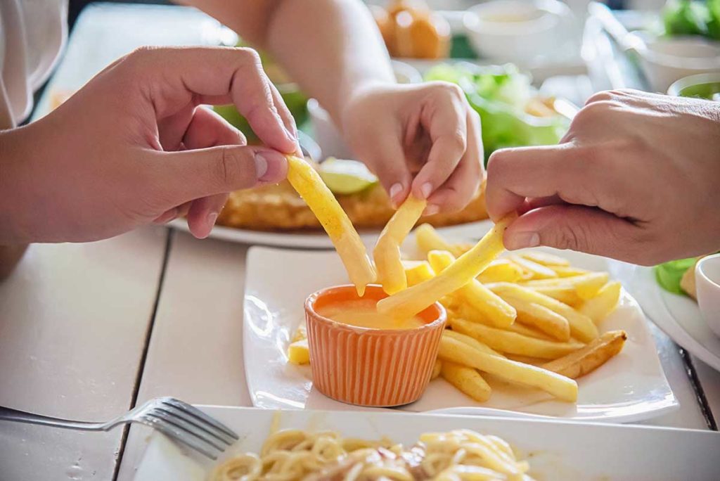 mangiare patatine fritte