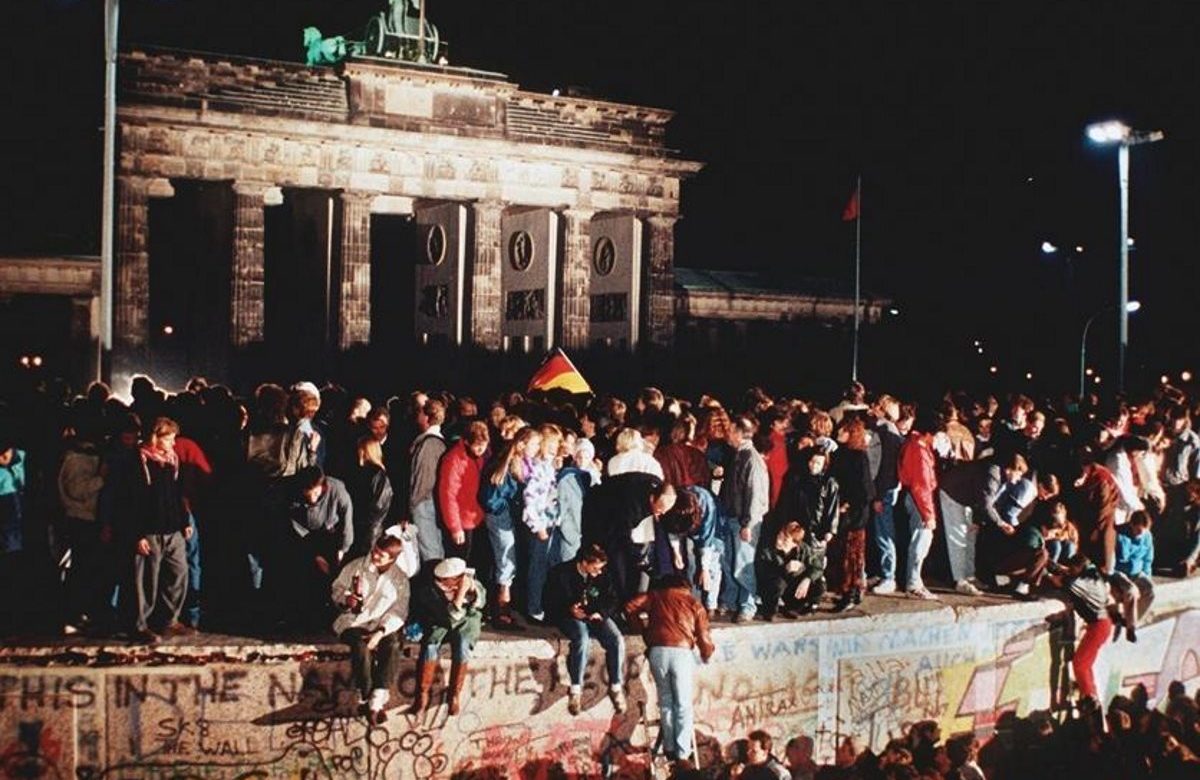 La storia del muro di Berlino in 12 foto iconiche