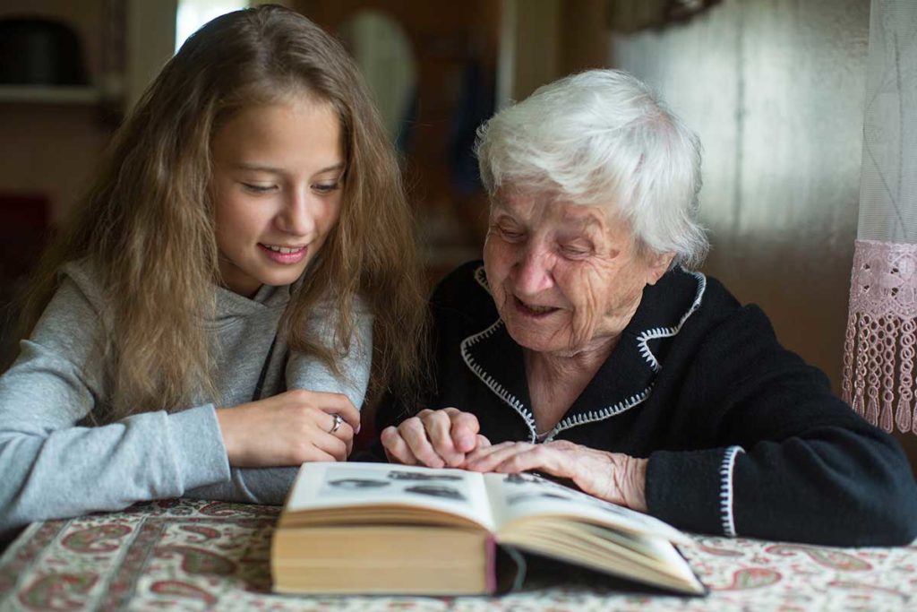 nonna legge libro