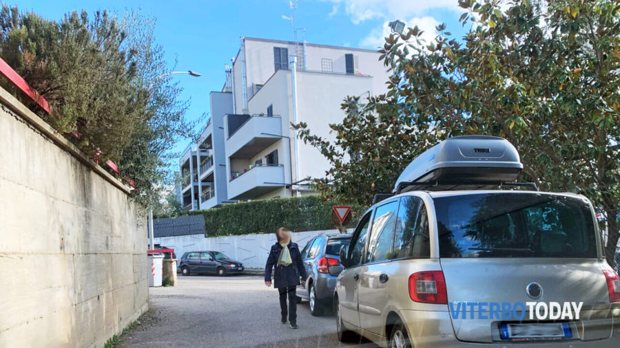 Al Carmine residenti ostaggi delle auto: parcheggi anche sulla rotonda, strada privata bloccata per andare a prendere i figli a scuola 1 parcheggi selvaggi al carmine 2