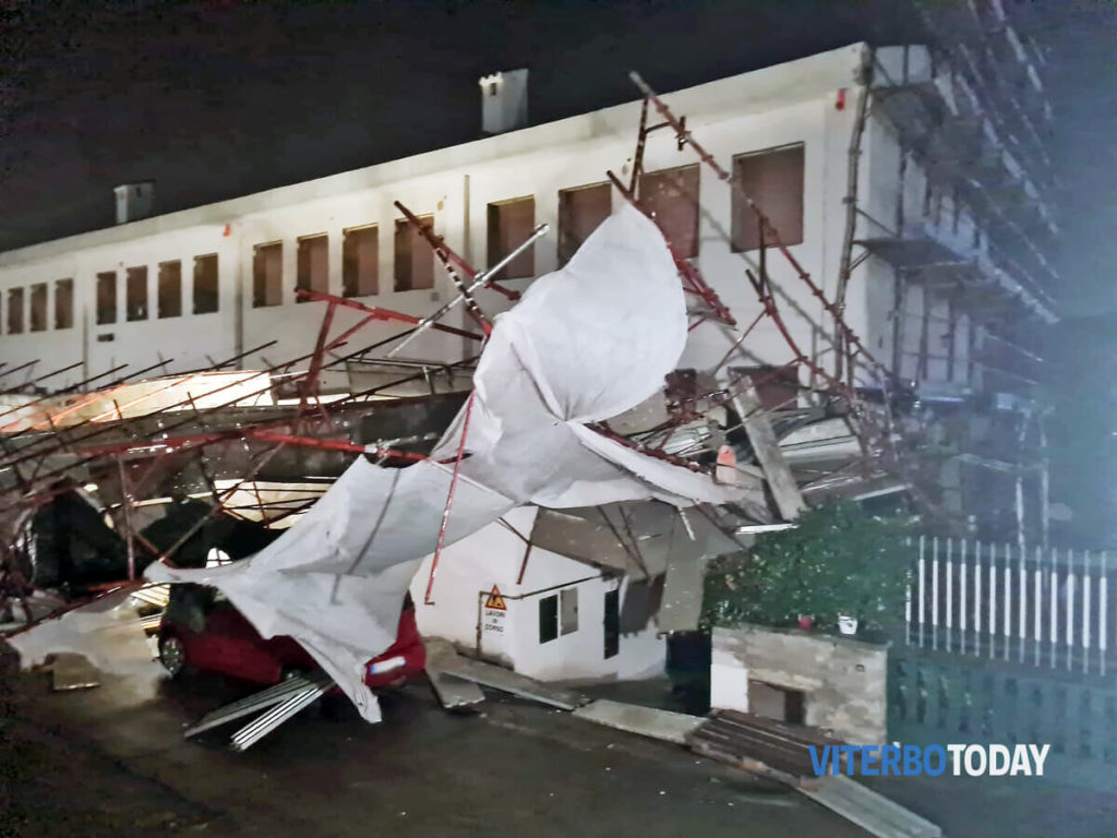 ponteggio crollato per il maltempo in via pietro cuzzoli a villanova 3