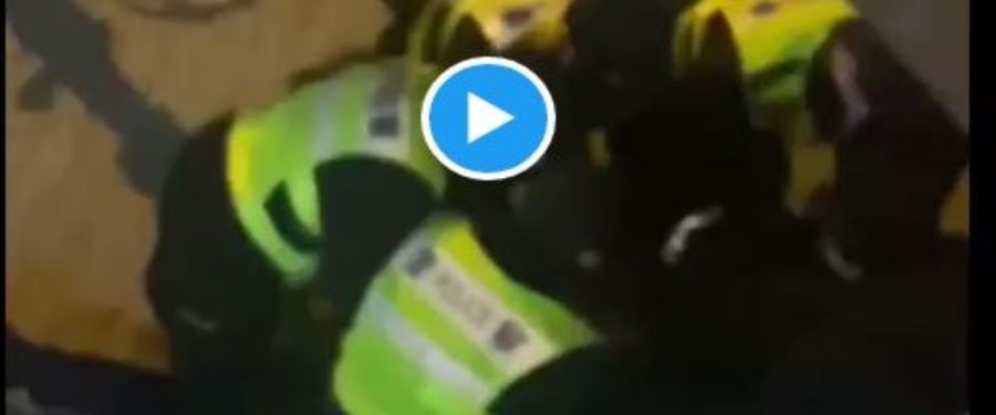 Cina, prosegue la protesta dei fogli bianchi, picchiato e arrestato un giornalista della Bbc (video) 1 proteste bbc