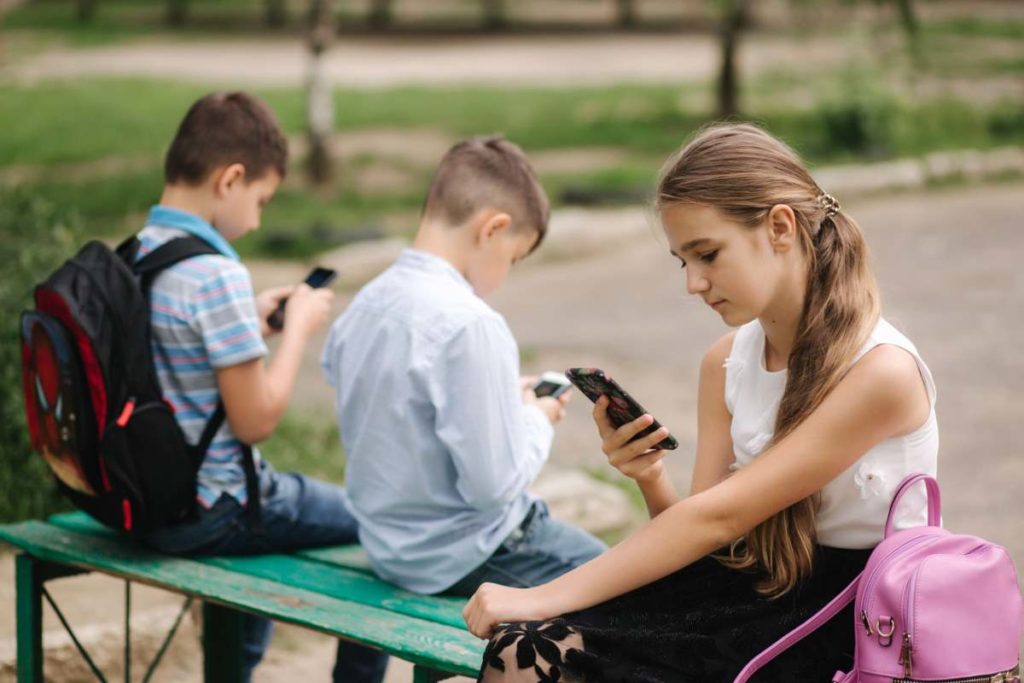 ragazzi smartphone