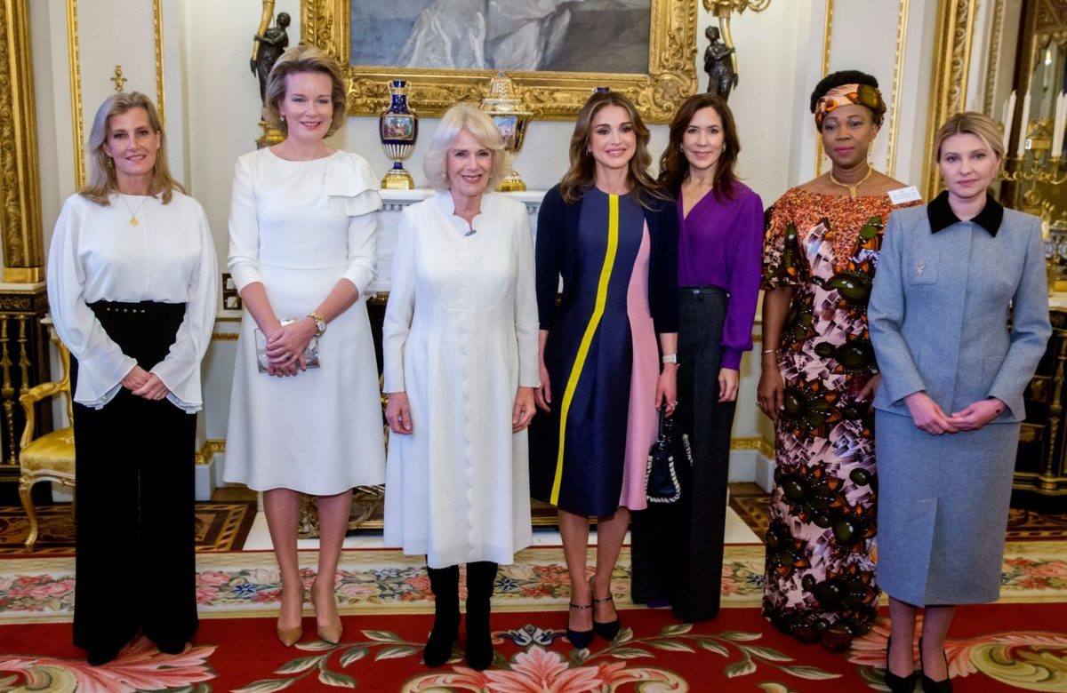 L’outfit regale di oggi: Rania di Giordania e il vestito color blocking «rubato» alla principessa Beatrice