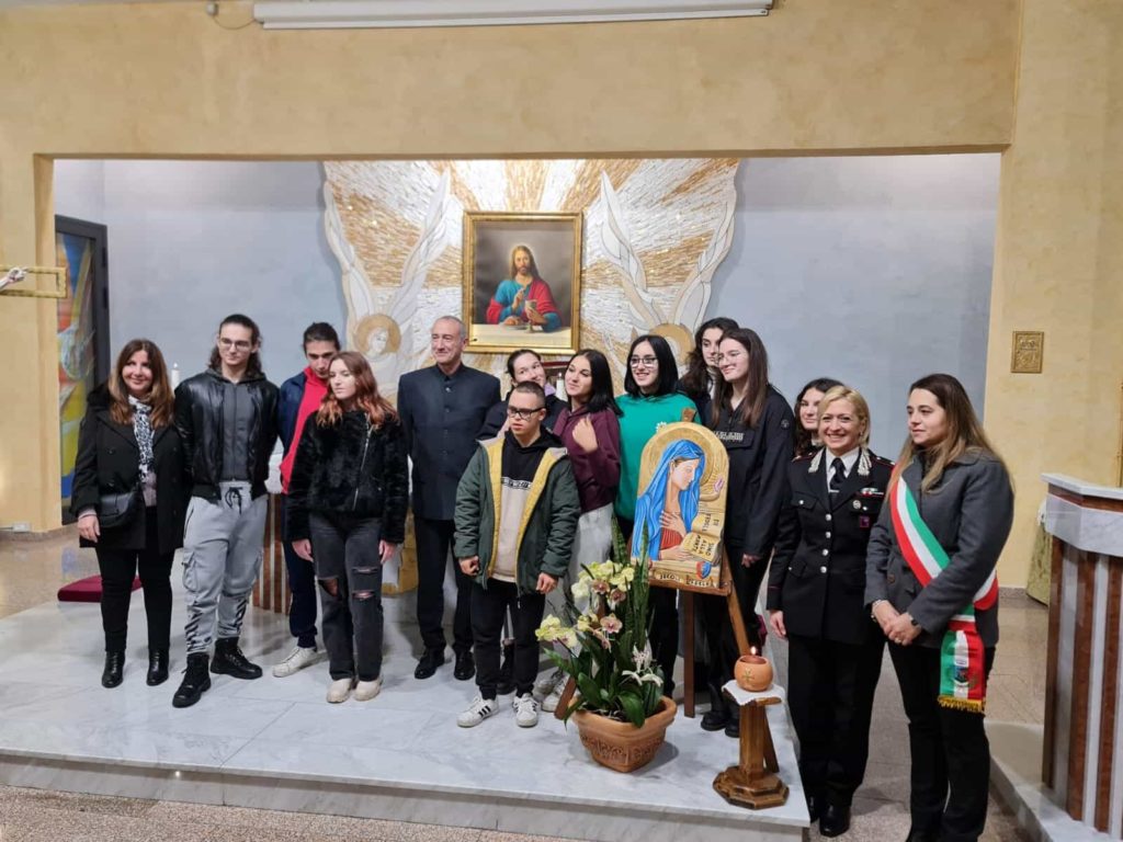 rappresentazione della virgo fidelis donata dall istituto midossi ai carabinieri di civita castellana