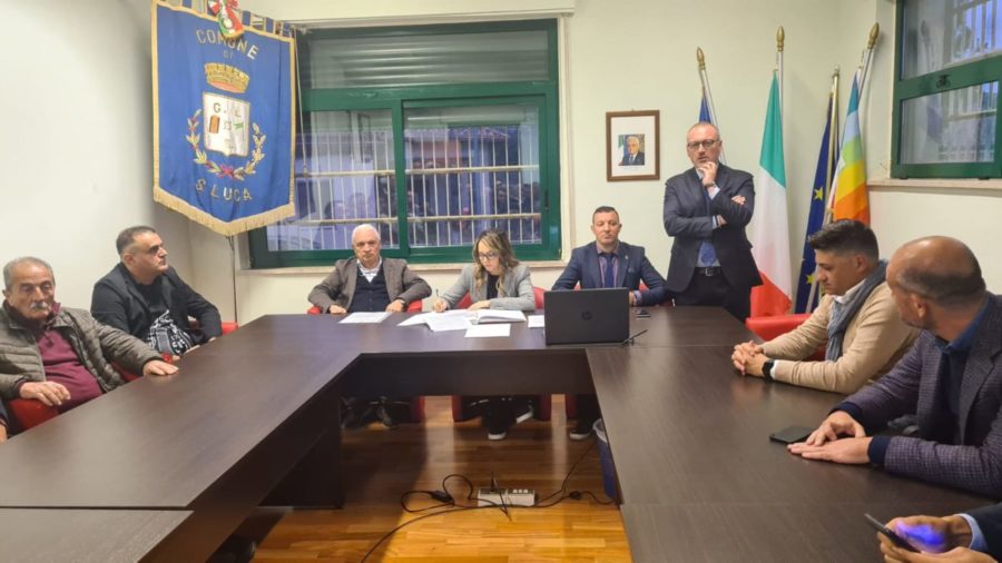 Versace e Mantegna al Consiglio comunale aperto a San Luca: “Chi vuole male a questa terra non fermerà la crescita della nostra comunità” 1 san luca 1
