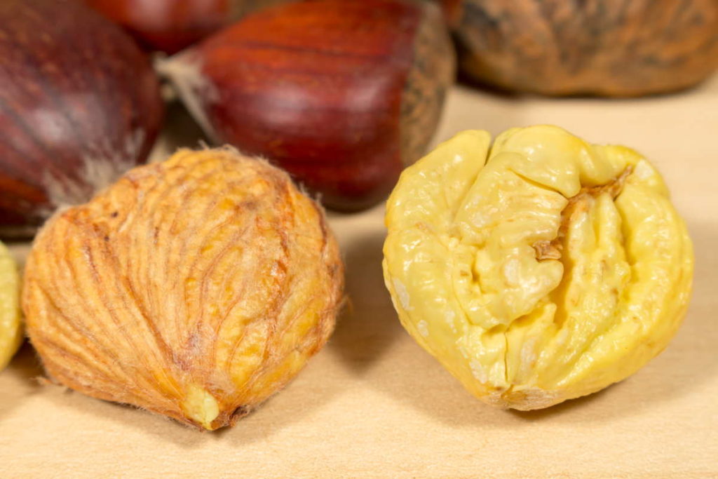 sbucciare castagne