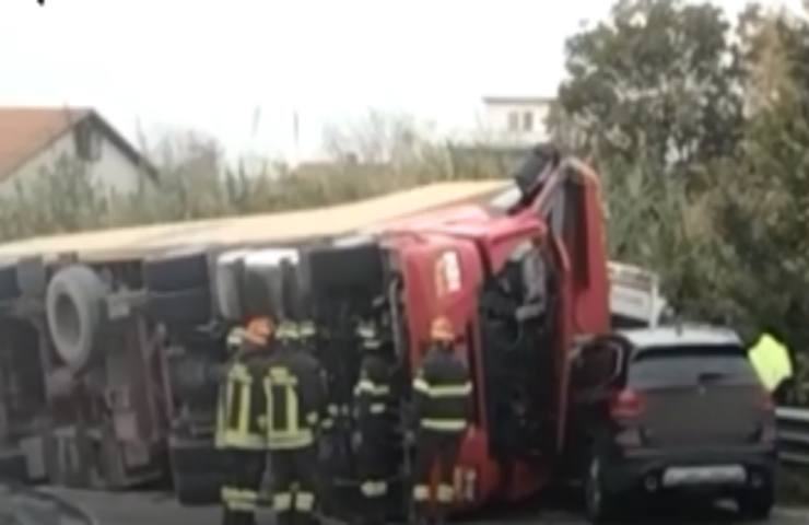 schianto tir ambulanza