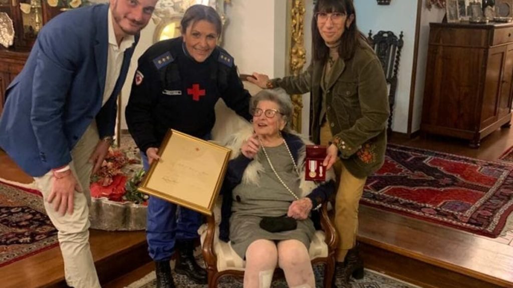 sorella nella calcagnini riceve l onorificenza della cri