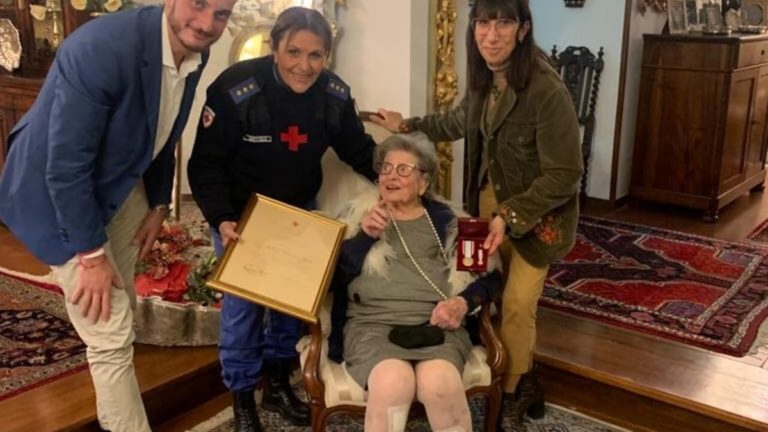 LA STORIA | Sorella Calcagnini, crocerossina dalla seconda guerra mondiale: a 101 anni premiata con la medaglia d'oro al merito 1 sorella nella calcagnini riceve l onorificenza della cri