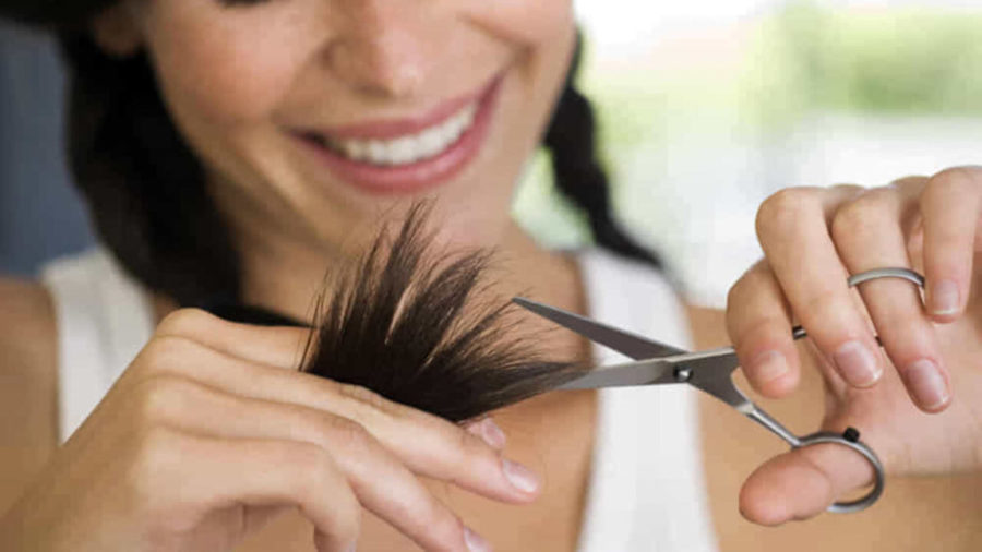 Quando il parrucchiere sei tu: tagliarsi i capelli a casa, qualche “dritta” per il fai da te