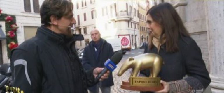 Tapiro d’oro di Striscia a Laura Boldrini: nel 2018 premiò la suocera di Soumahoro 1 tapiro