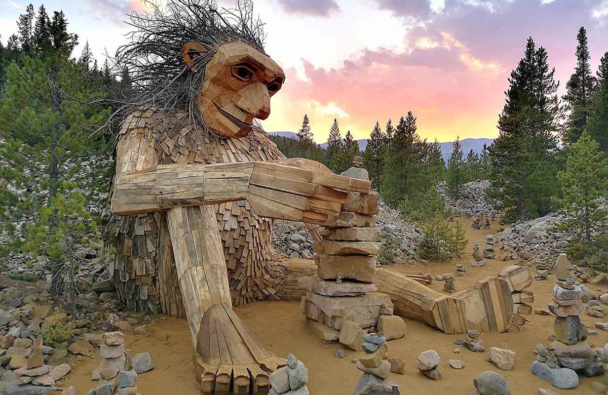 Questo artista danese nasconde enormi troll nelle foreste di tutto il mondo, usando legno riciclato