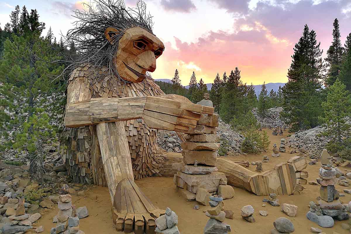 Questo artista danese nasconde enormi troll nelle foreste di tutto il mondo, usando legno riciclato