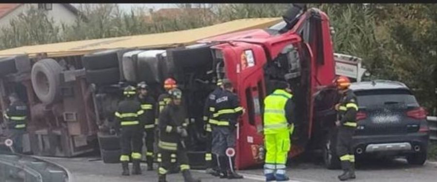 Ancona, schianto sulla superstrada: un camion si ribalta contro un’ambulanza. Due morti e tre feriti 1 tir