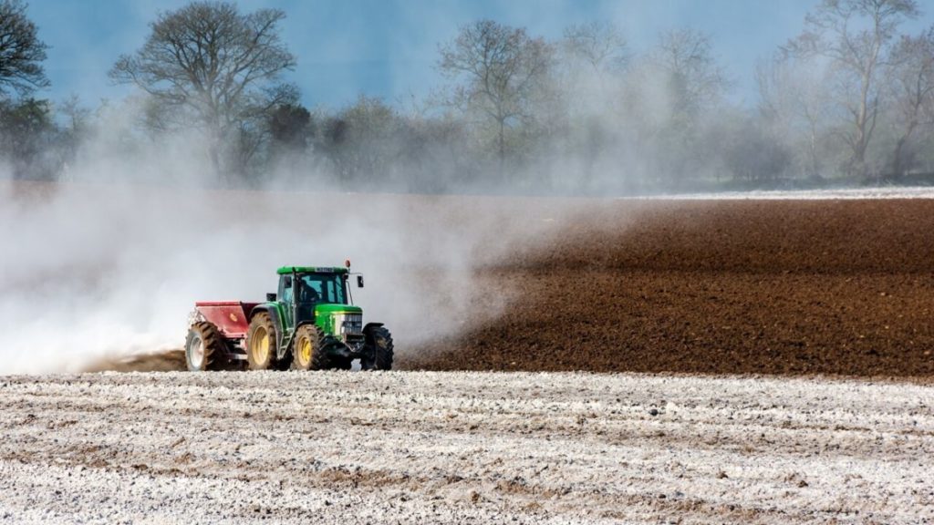 trattore campi fertilizzanti