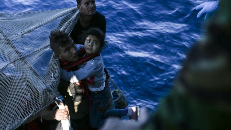 Guardia costiera sperona barcone con migranti diretto in Italia: morti 3 bambini 1 tunisia migranti epa 2