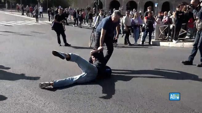 Ultima Generazione, nuovo blitz al Colosseo. Un automobilista: «Ti manderei a zappare la vigna» 1 ultimagen 11 nov 640 ori crop MASTER 0x0