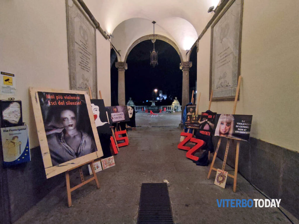 violenza sulle donne mostra in comune