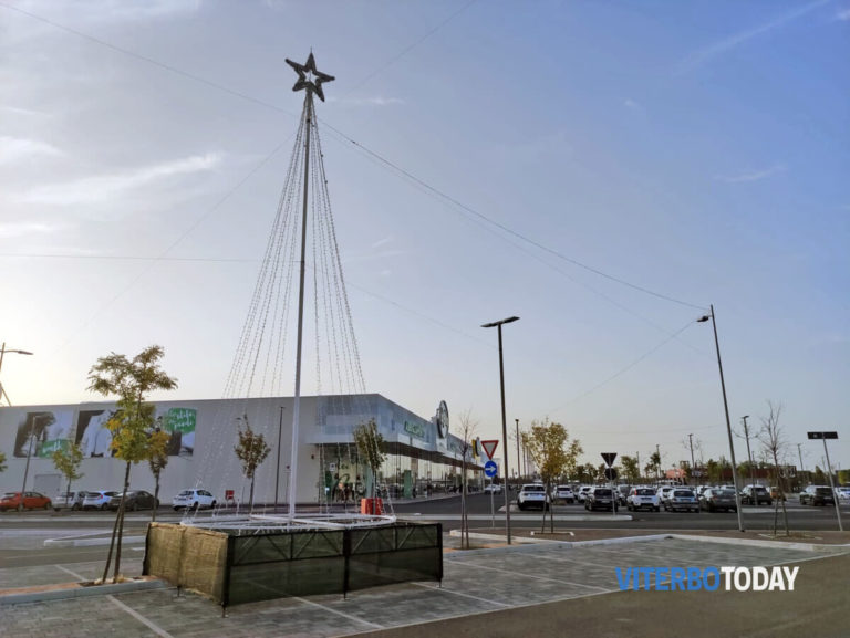 viterbo albero di natale a ottobre al centro commerciale san lazzaro