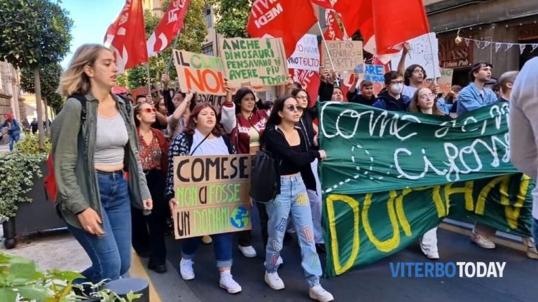 viterbo fridays for future il corteo nel centro storico