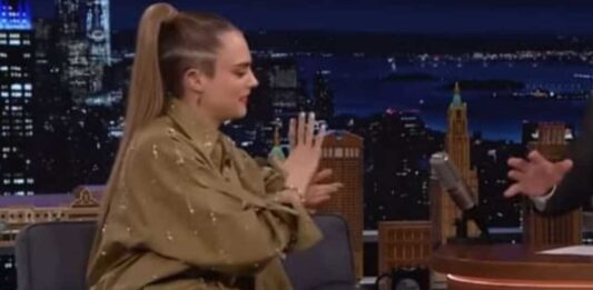 Cara Delevingne sologossip 14 dicembre 2022 1 533x261 1