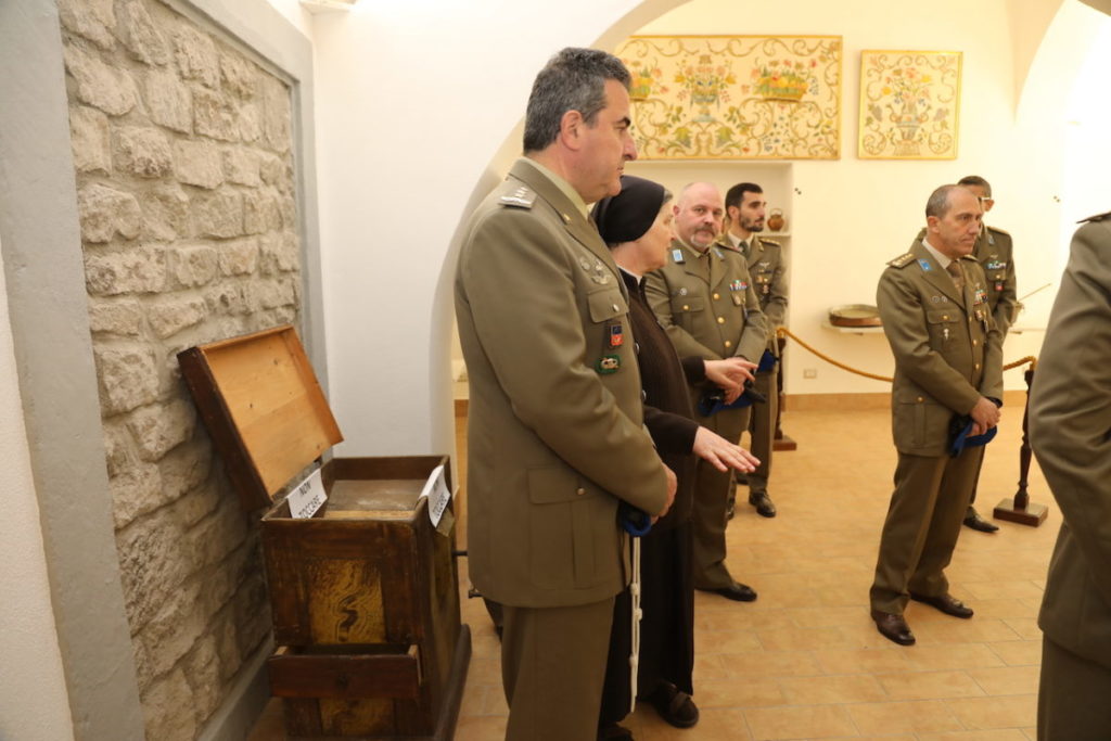 Foto 7 I baschi azzurri in una delle sale del monastero