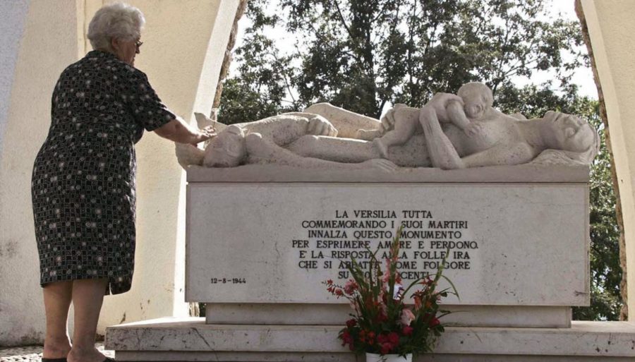 Cesira, Licia Pardini e i sopravvissuti dell’eccidio di Sant’Anna di Stazzema 1 Monumento alle vittime di Sant Anna di Stazzema