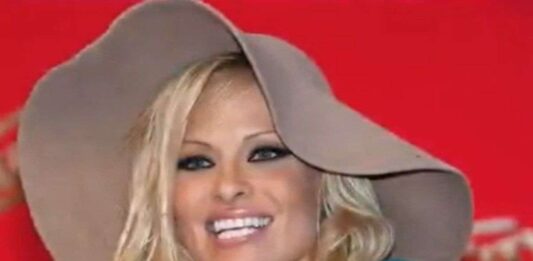 Pamela Anderson Sologossip 533x261 1