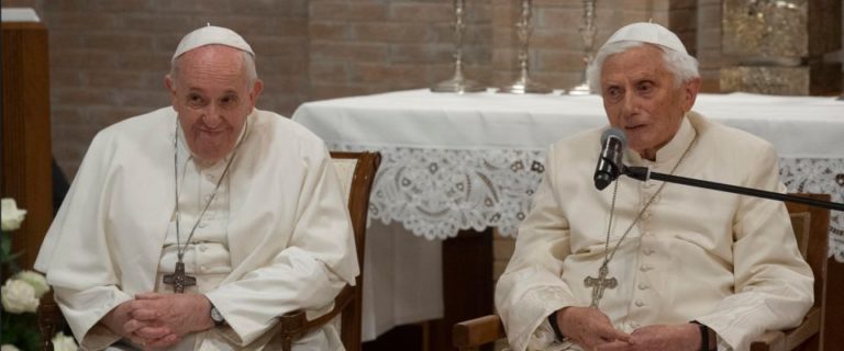 L’omaggio di Bergoglio a Ratzinger: «Il contributo del suo pensiero continua ad essere fecondo» 1 Papa Francesco con Ratzinger Ansa