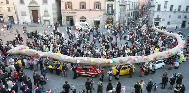 Viterbo – Cercasi Befane per la calza solidale più lunga del mondo