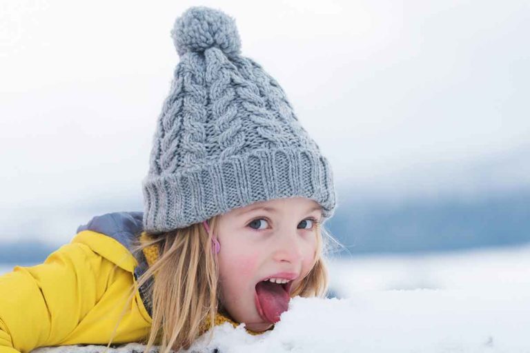 bambina mangia neve