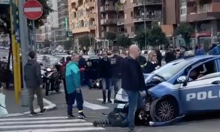 Roma, volante della Polizia si schianta contro due auto: investiti un ciclista e un centauro, due feriti in codice rosso (VIDEO)