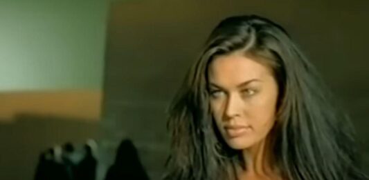 Celebre nella pubblicità della Omnitel, dove è finita Megan Gale? Eccola oggi 1 megan gale sologossip 26122022 1 533x261 1