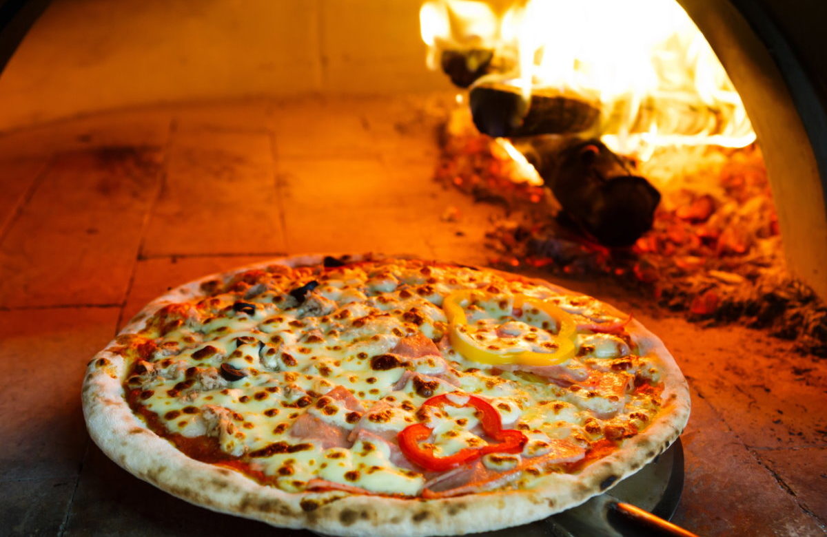 La “falsa pizza napoletana” ha le ore contate: arriva la direttiva UE che tutela l’eccellenza partenopea