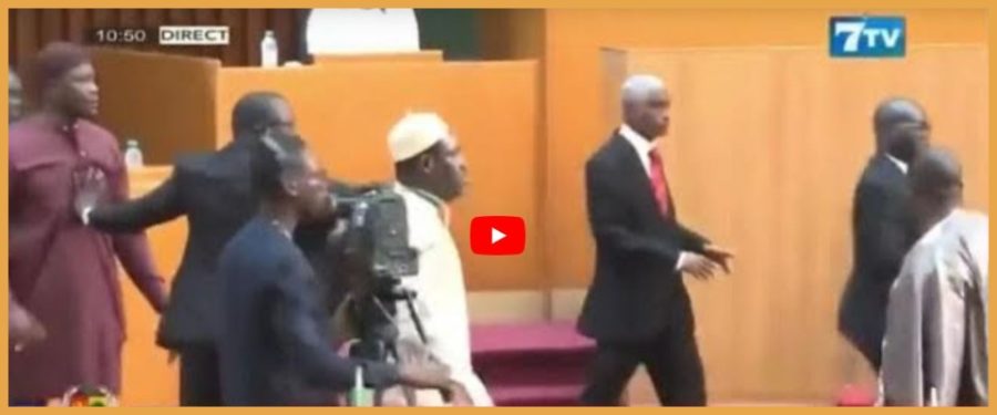 Senegal, rissa tra maggioranza e opposizione in Aula: lui la schiaffeggia, lei gli tira una sedia (video)