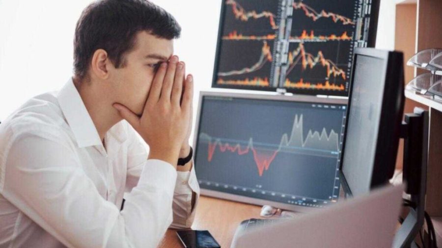 stockbroker shirt is working monitoring room with display screens stock exchange trading forex finance graphic concept businessmen trading stocks online min scaled e1653031966814 1 1024x576 1
