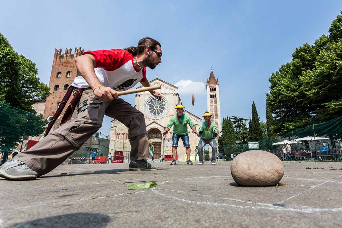 Cos’è il Tocatì, la tradizionale festa veronese dei giochi in strada che diventa patrimonio dell’Umanità Unesco