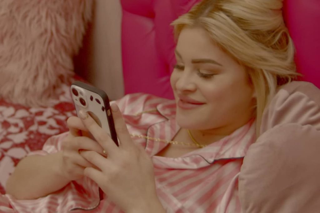Carmen Borriello protagonista video Ragazza single