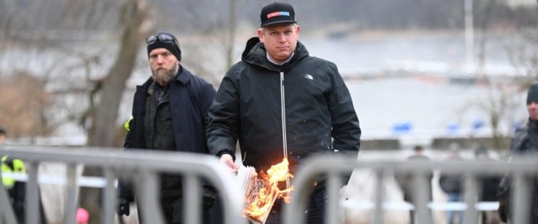 Rasmus Paludan brucia il Corano protesta davanti allambasciata turca a Stoccolma Ansa