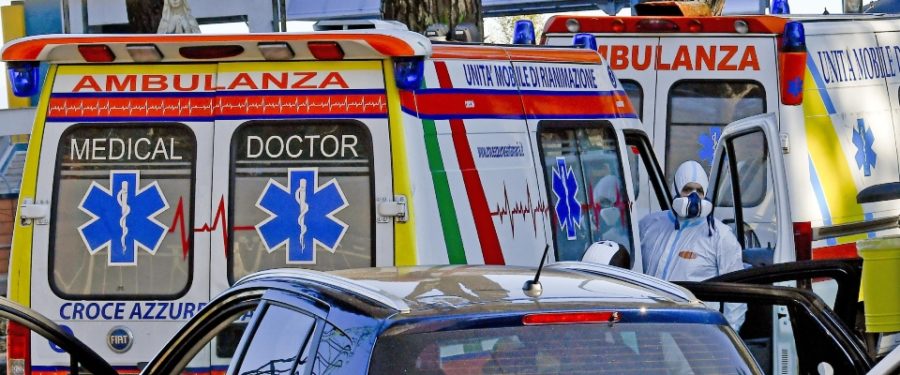Napoli, tensione nel quartiere Scampia: dirotta l’ambulanza e minaccia i sanitari del 118