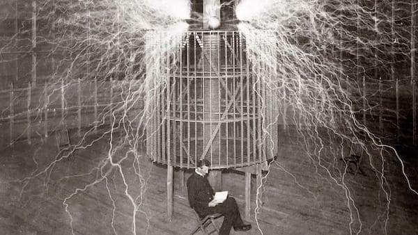L’esperienza di viaggio nel tempo di Nikola Tesla: “Potrei vedere passato, presente e futuro contemporaneamente”