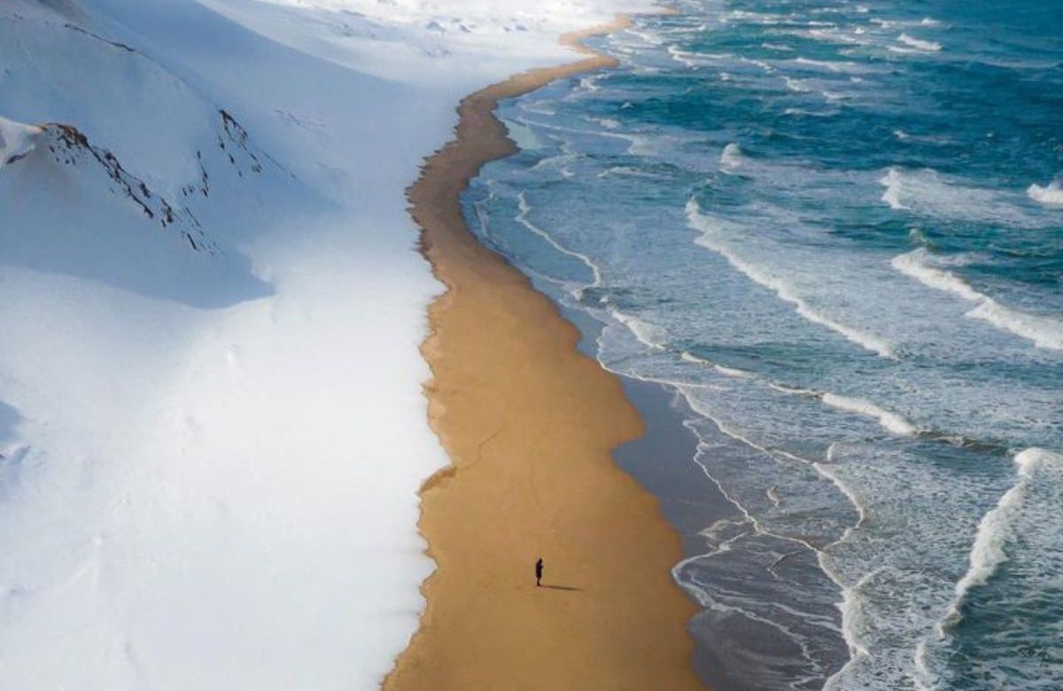 Questa è una delle spiagge più belle del mondo, dove la neve bacia la spuma del mare