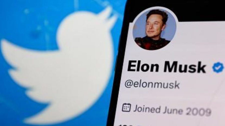 Elon Musk rende privato il suo account Twitter per un giorno: è un esperimento
